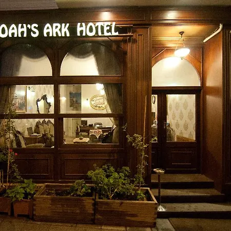 מלון Noahs Ark 4*